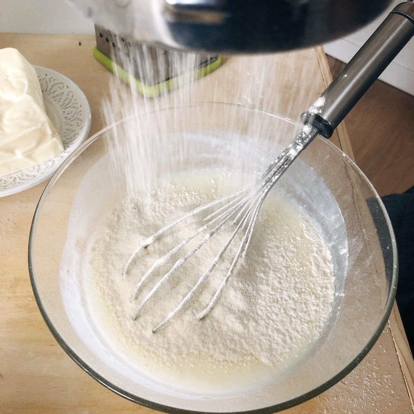 Замешиваю тесто на кефире. Тесто для лепешек с брынзой. Как сделать тесто для лепешек на сковороде.