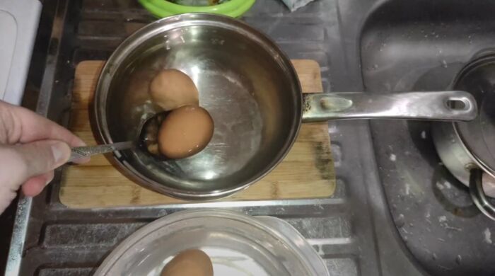 Отличить вареное от сырого. Вареное яйцо в микроволновке. Как варить яйца в турке. Как сварить яйца в печке. Как отличить вареное яйцо от сырого.