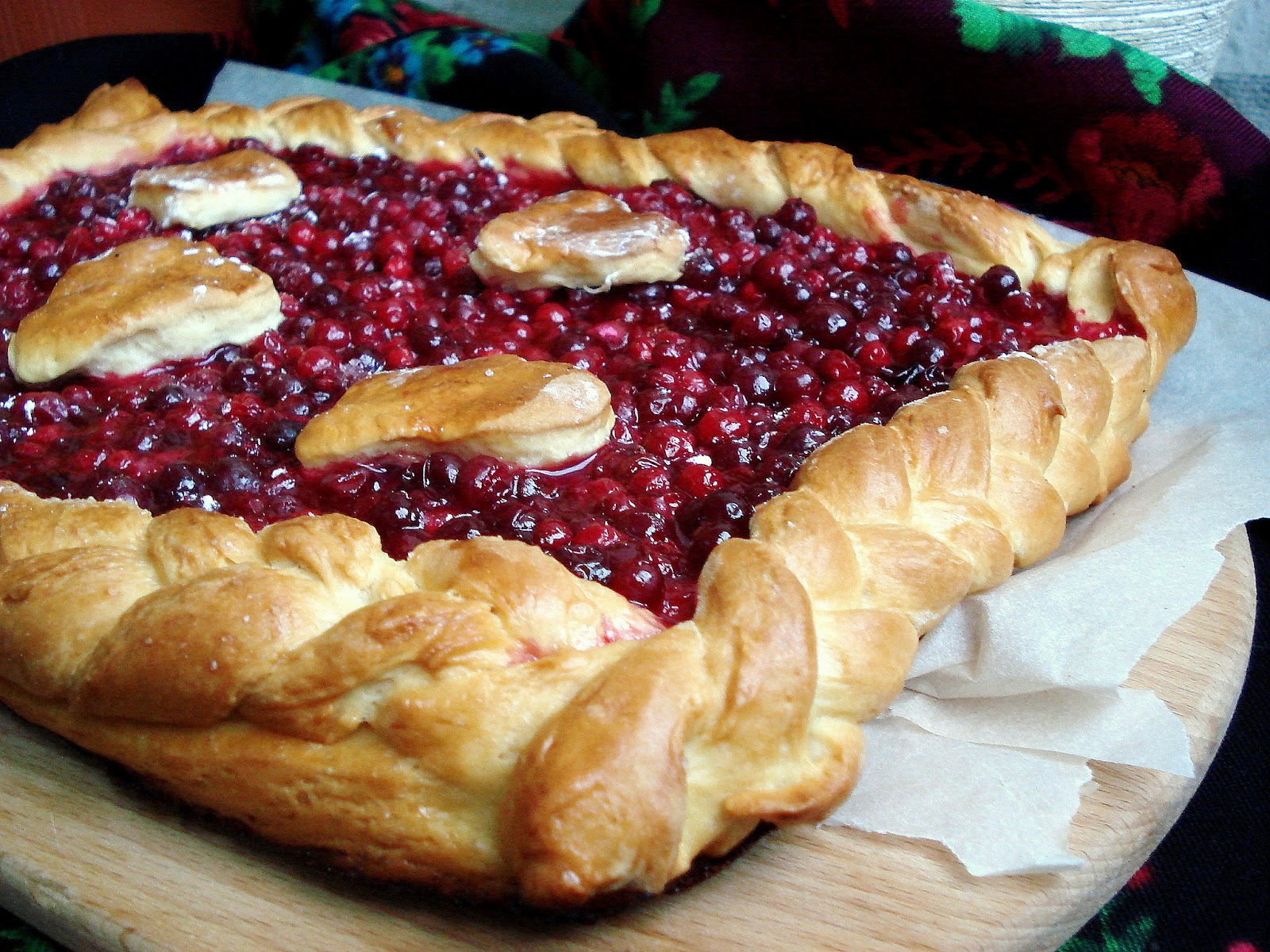 Слойки с брусникой. Насыпной брусничный пирог. Пироги с брусникой. Пирог с брусникой из дрожжевого теста. Пироги с брусникой из дрожжевого.