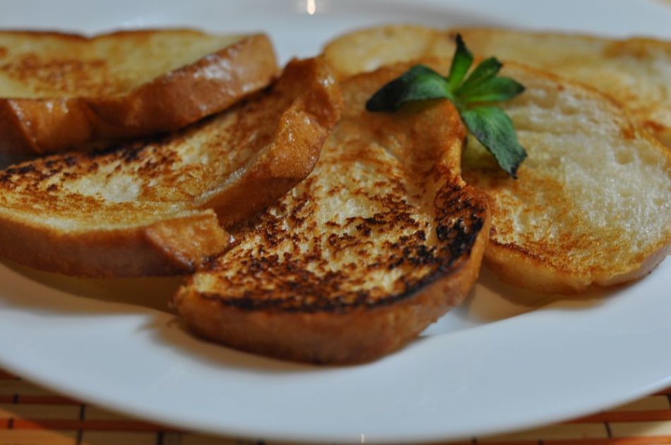 Гренки из белого хлеба с яйцом и молоком на сковороде рецепт сладкие фото